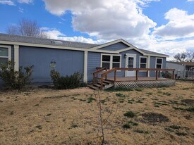 18415 Henry Coe Rd in Peeples Valley, AZ - Building Photo