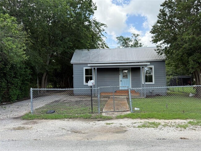 718 Pear St in Lockhart, TX - Building Photo - Building Photo