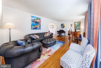 980 Old Holly Dr in Great Falls, VA - Building Photo - Building Photo