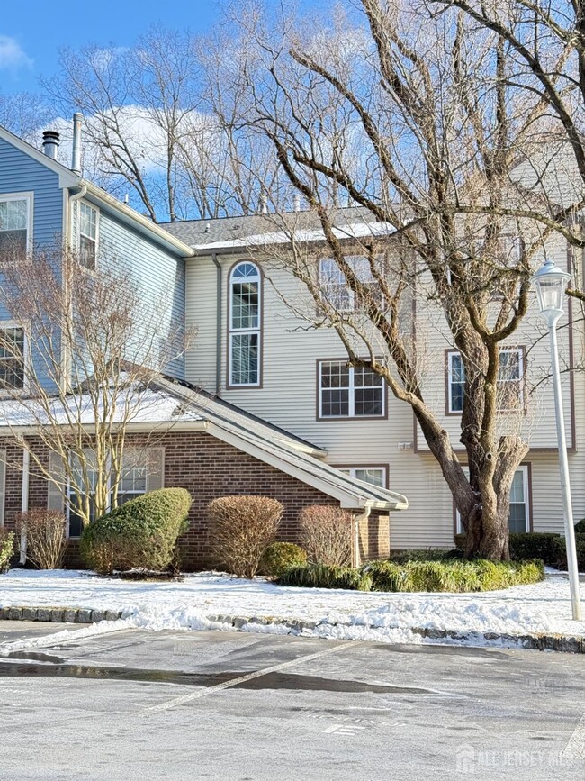 6073 Cedar Ct in Monmouth Junction, NJ - Foto de edificio - Building Photo