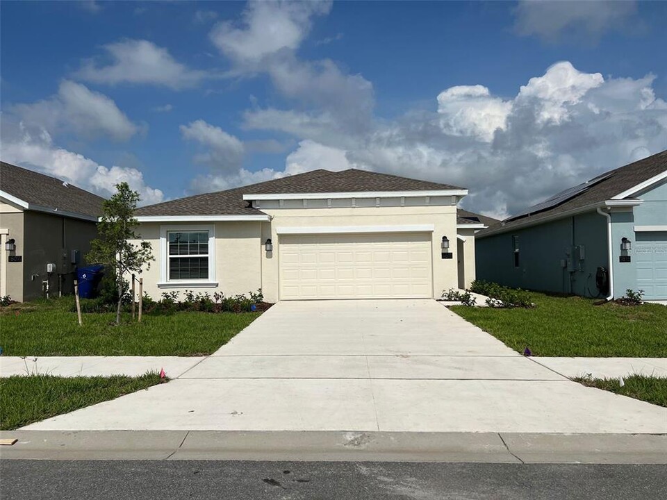 1811 Ross Hammock Ave in Groveland, FL - Building Photo