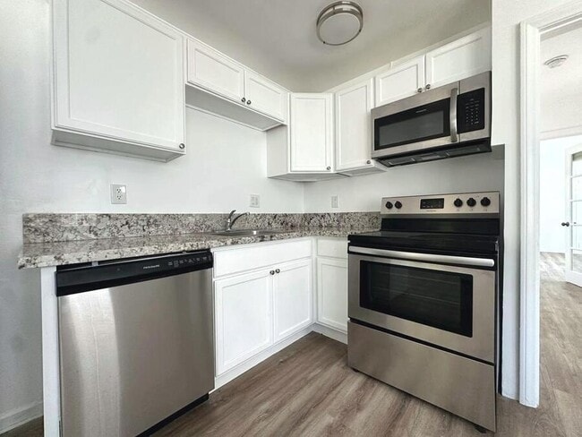 1556 S Beverly Glen Blvd in Los Angeles, CA - Building Photo - Building Photo