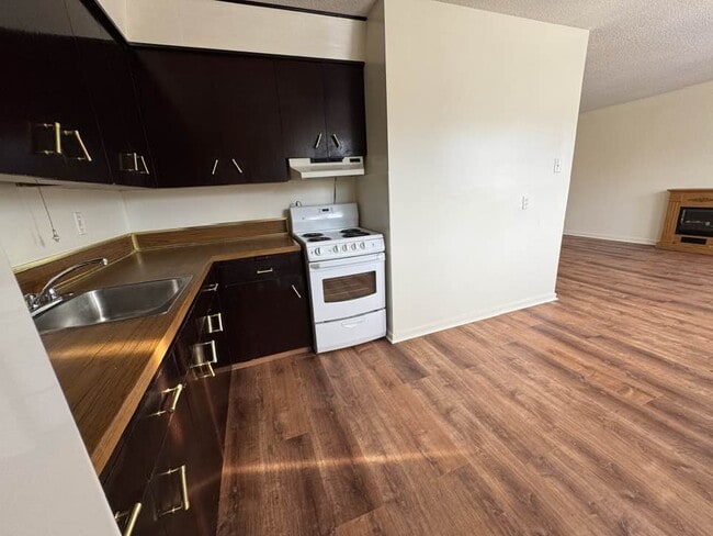 3832 Rae St, Unit 6 in Regina, SK - Building Photo - Building Photo