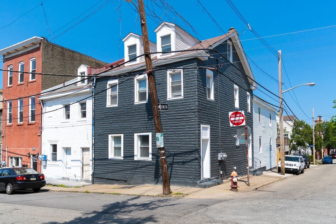 145 S 12th St in Pittsburgh, PA - Building Photo