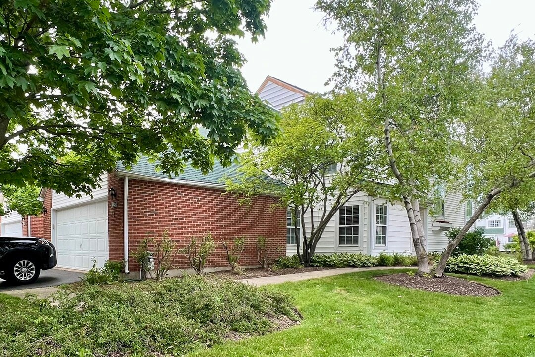 108 Hemstead St in Lake Bluff, IL - Building Photo