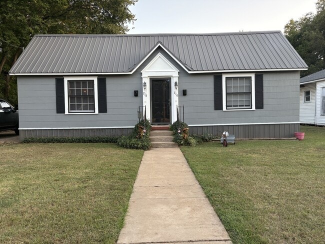 716 E Austin St in Paris, TX - Building Photo - Building Photo