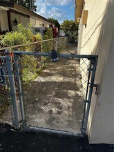 8935 SW 28th St in Miami, FL - Building Photo - Building Photo