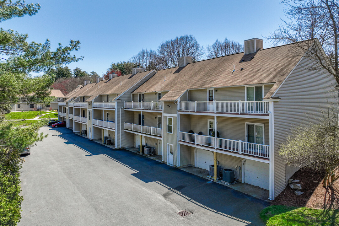 Whispering Pines in Hudson, MA - Foto de edificio