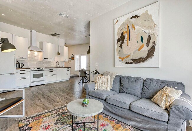 466 Woodcliff Dr, Unit Suite in Redding, CA - Foto de edificio - Building Photo