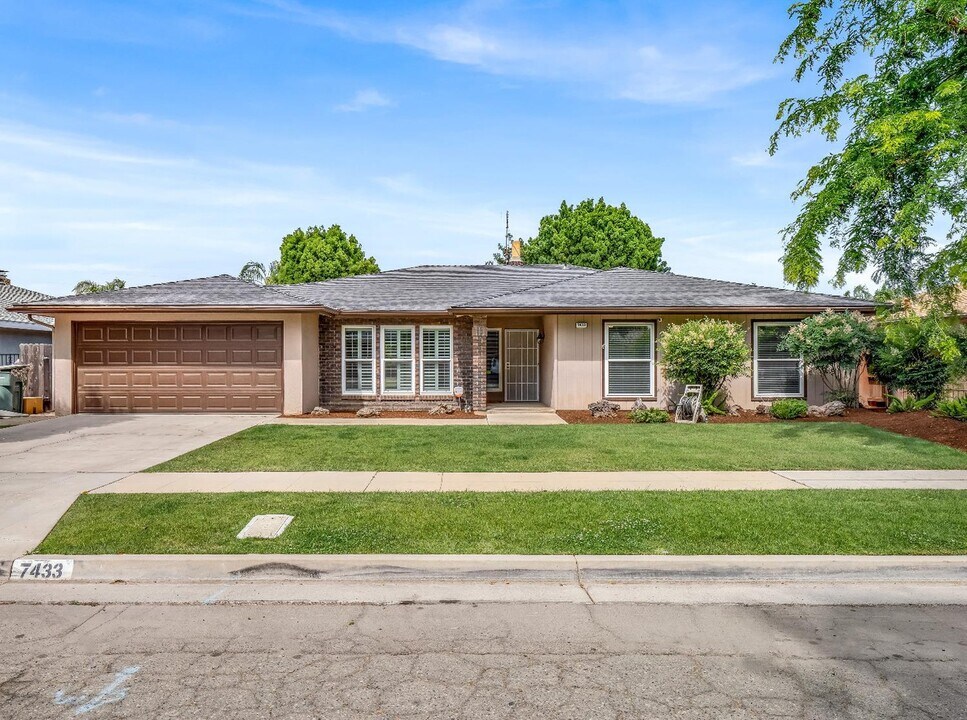 7433 N 5th St in Fresno, CA - Building Photo