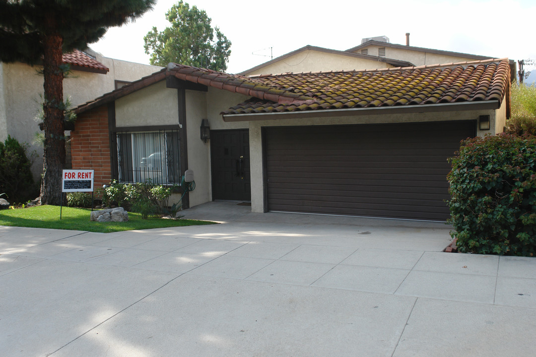 3222 Fairesta St in La Crescenta, CA - Foto de edificio