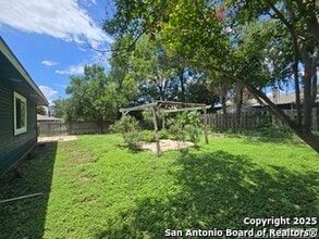 8015 Forest Ash in Live Oak, TX - Foto de edificio - Building Photo