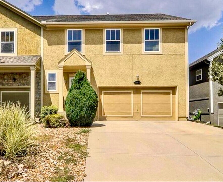 1938 W Surrey St in Olathe, KS - Foto de edificio