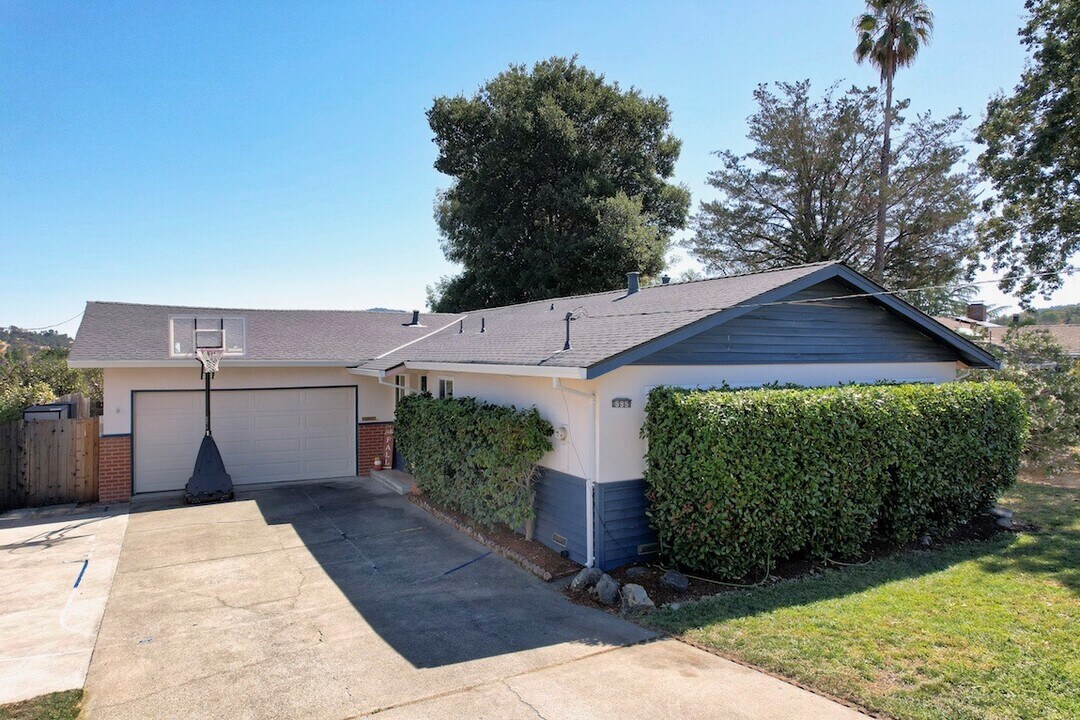 595 Tanbark Terrace in San Rafael, CA - Building Photo