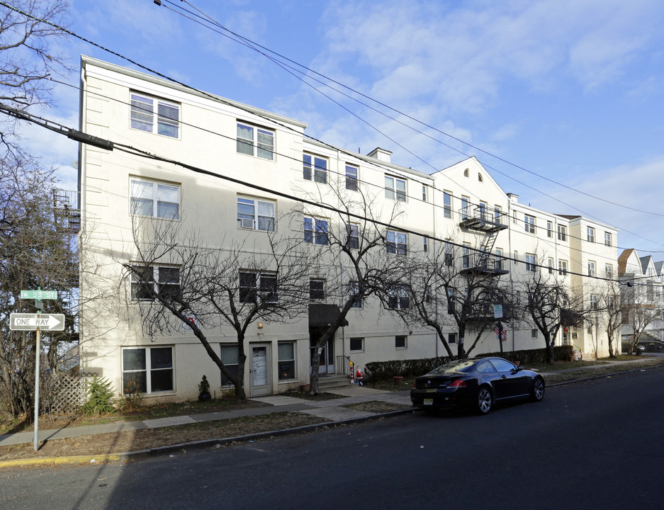 109 W 53rd St in Bayonne, NJ - Building Photo