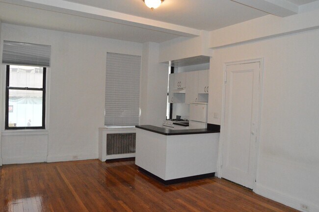 140 E 46th St in New York, NY - Building Photo - Building Photo
