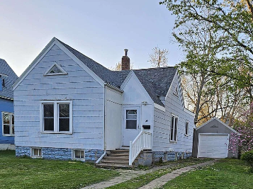 326 W 13th St in Waterloo, IA - Building Photo