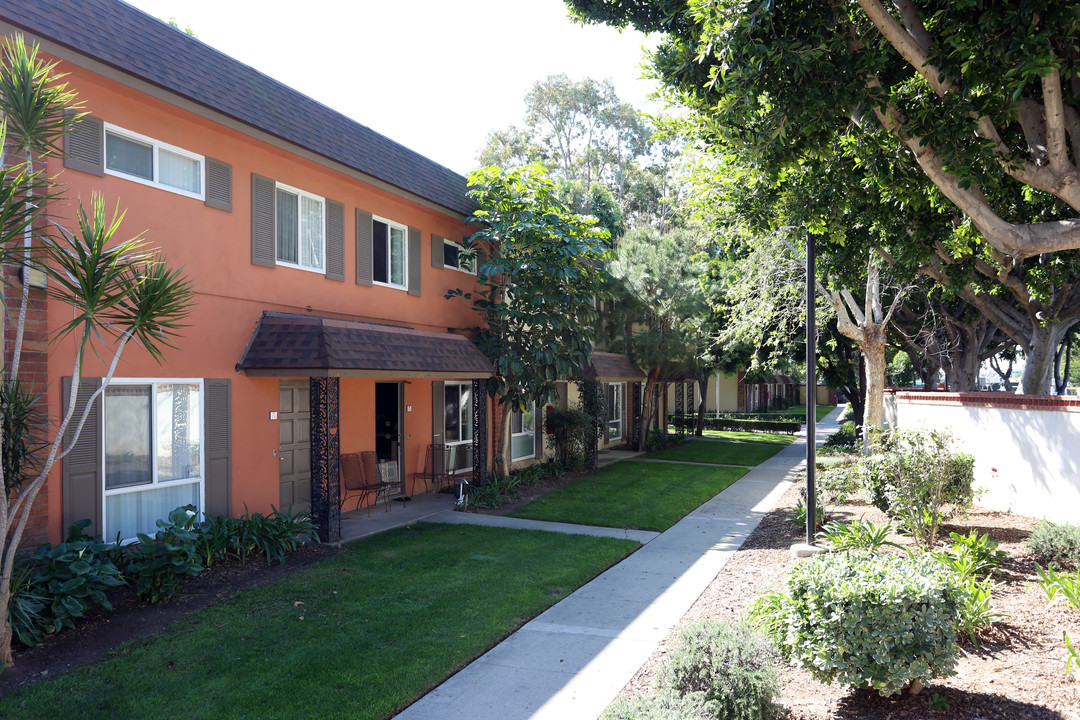 Tustin Parc Townhomes & Apartments in Tustin, CA - Building Photo