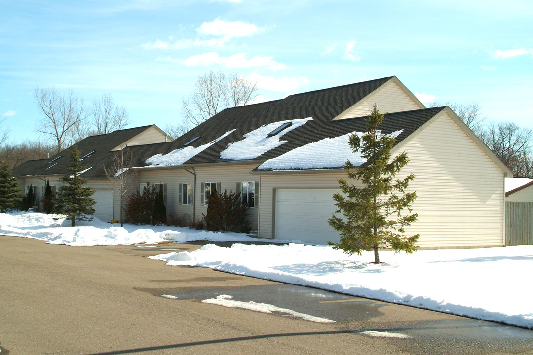 100 Anna Dr in Whitmore Lake, MI - Building Photo