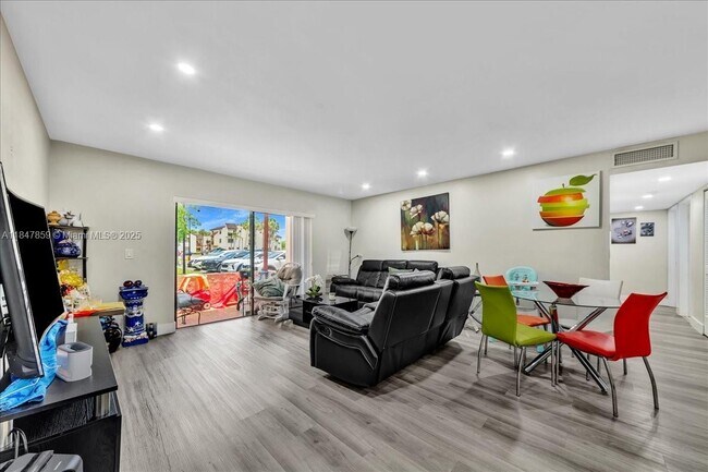 8550 SW 149th Ave in Miami, FL - Foto de edificio - Building Photo