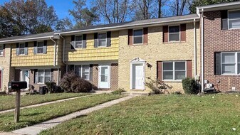 9242 Woodcreek Ct in Parkville, MD - Building Photo