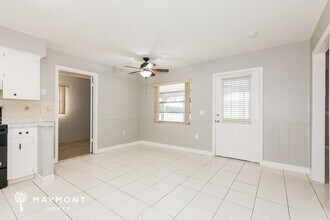 222 Hamolia Ave in Polk City, FL - Foto de edificio - Building Photo