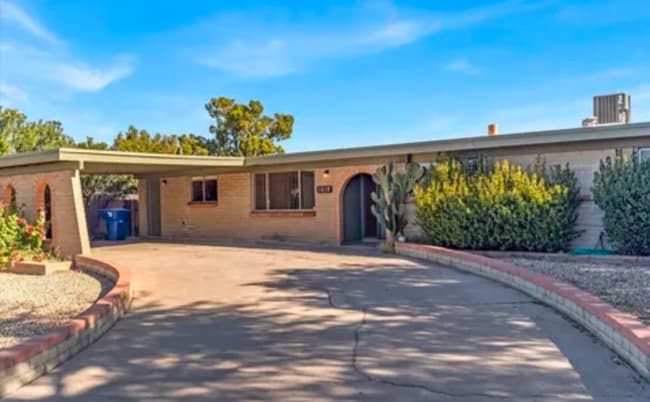 property at 1810 N Heatherbrae Ave