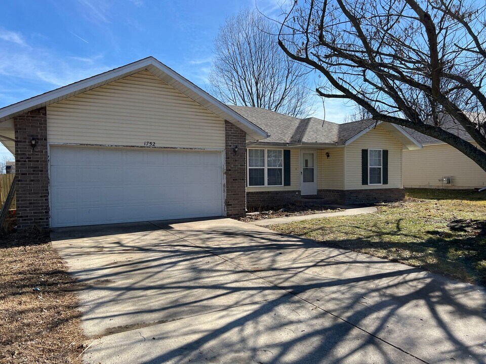 1752 S Fisk Ave in Springfield, MO - Building Photo