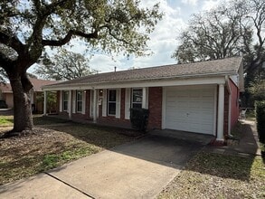 7 Maple Ln in Galveston, TX - Building Photo - Building Photo