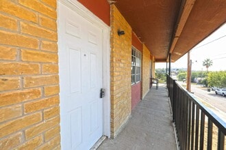 1001 Reynolds St in Laredo, TX - Building Photo - Building Photo