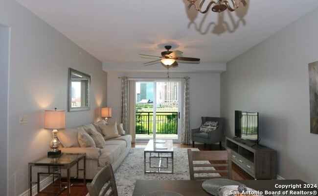 215 N Center Unit 301 in San Antonio, TX - Building Photo - Building Photo