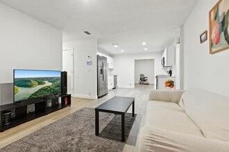 711 4th St in Wildwood, FL - Building Photo - Building Photo