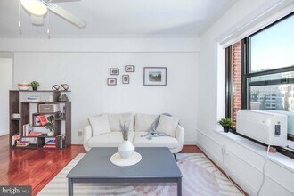 2100 19th St NW, Unit 701 in Washington, DC - Foto de edificio - Building Photo