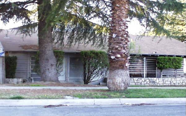 Post Campus Apartments (por) in Redlands, CA - Foto de edificio