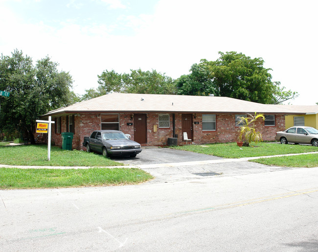 5417 NW 18th Ct in Fort Lauderdale, FL - Building Photo - Building Photo