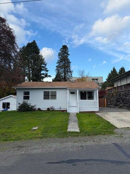 7511 37th St W in University Place, WA - Building Photo