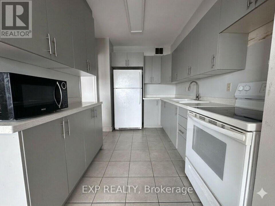 20 Forest Manor Rd in Toronto, ON - Building Photo