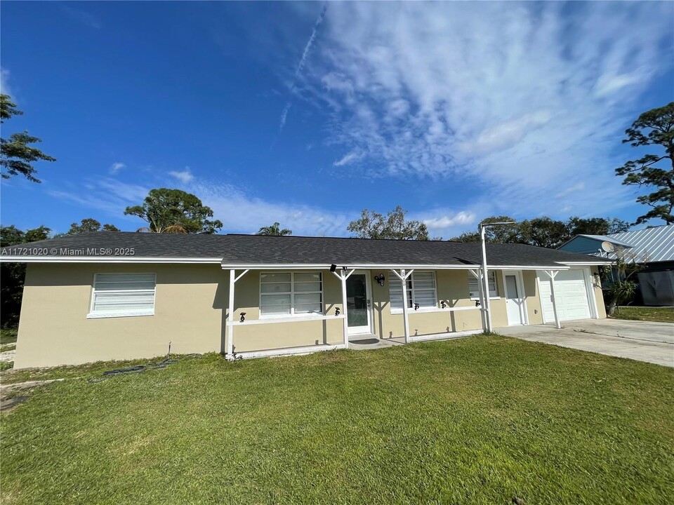 8206 Winter Garden Pkwy in Fort Pierce, FL - Building Photo