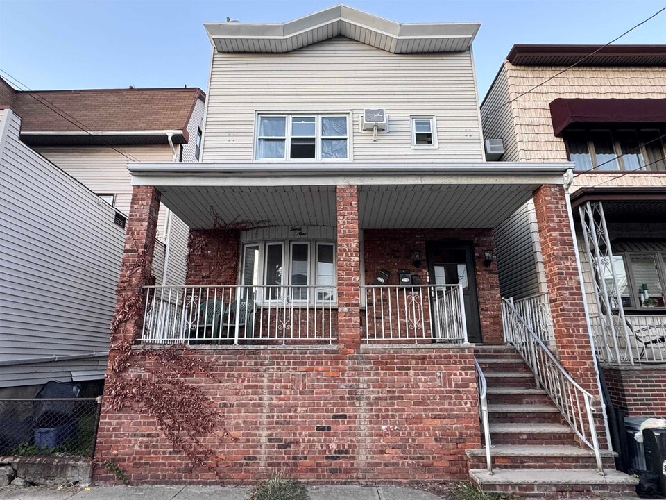39 W 9th St in Bayonne, NJ - Building Photo