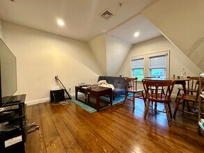 21 Bellevue St, Unit 3 in Waltham, MA - Foto de edificio - Building Photo