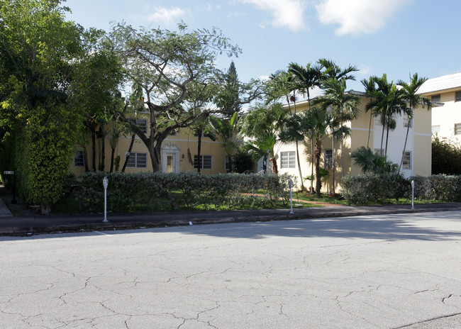 418 Valencia Ave in Coral Gables, FL - Foto de edificio - Building Photo