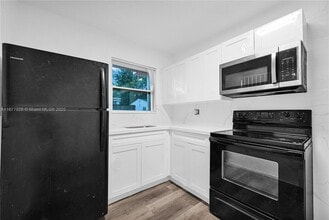 2435 Plunkett St in Hollywood, FL - Foto de edificio - Building Photo