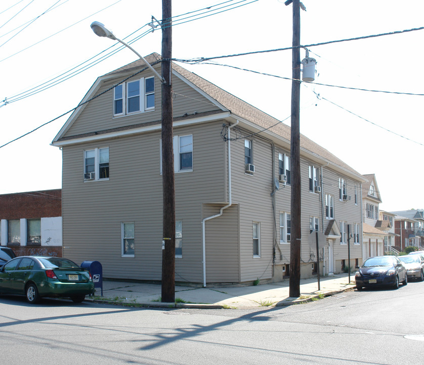 311 Ashton Ave in Linden, NJ - Building Photo