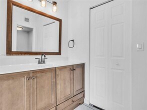 500 W Park Dr in Miami, FL - Building Photo - Building Photo