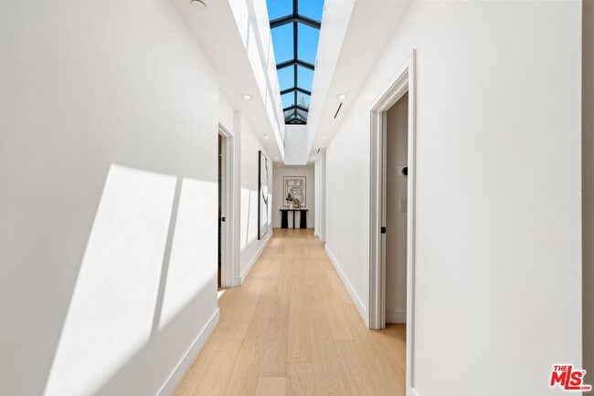 540 Westmount Dr in West Hollywood, CA - Building Photo - Building Photo