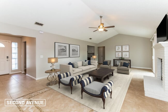8236 Hot Springs Dr N in Jacksonville, FL - Foto de edificio - Building Photo