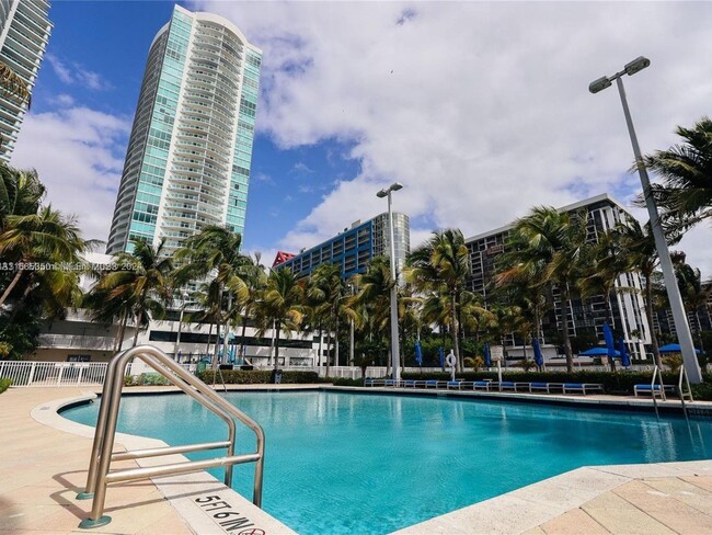 2101 Brickell Ave, Unit 1910 in Miami, FL - Foto de edificio - Building Photo