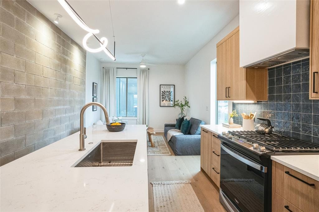 700 Denson Dr in Austin, TX - Building Photo