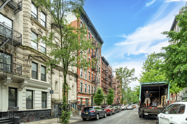 240 E 7th St in New York, NY - Foto de edificio - Building Photo