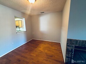 34 Colleen Ct in Kendall Park, NJ - Building Photo - Building Photo